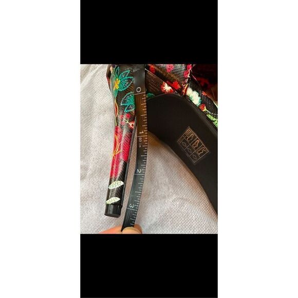 🔥 Gorgeous unique, faux red snake skin/floral ,wide buckle strap,  Size 9 - Picture 6 of 11